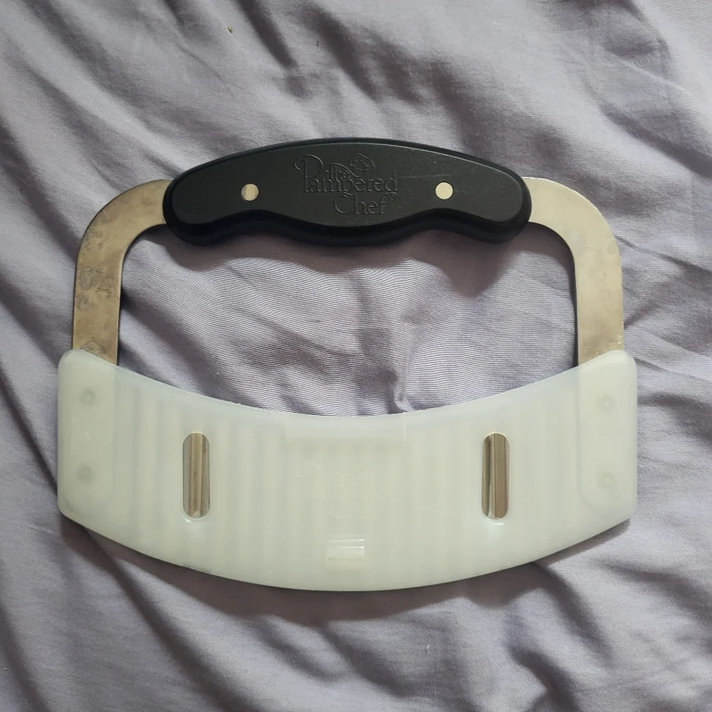The Pampered Chef Crinkle Cutter w/Blade Guard